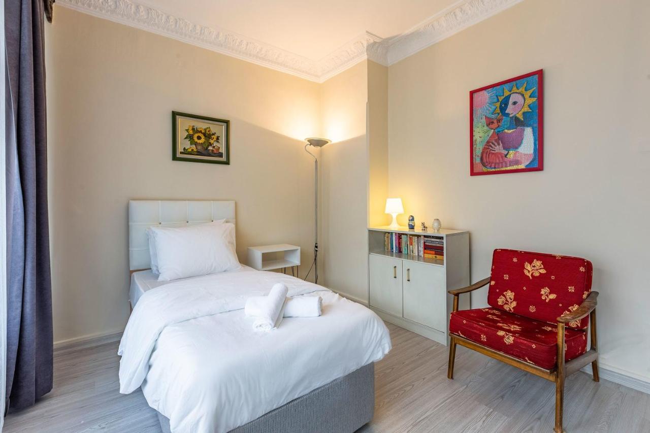 Charming Apartment Surrounded By Vibrant Attractions In Kadikoy Estambul Exterior foto